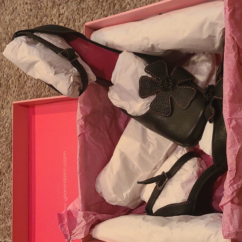 Black pumps